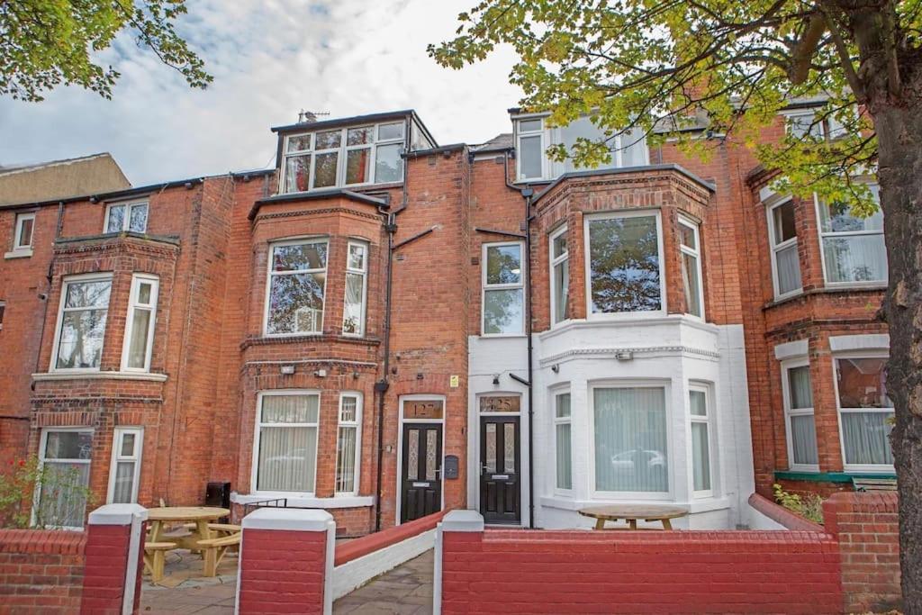 Scarborough Stays - Luxury Townhouse Ideal For Large Groups - Hot Tub المظهر الخارجي الصورة